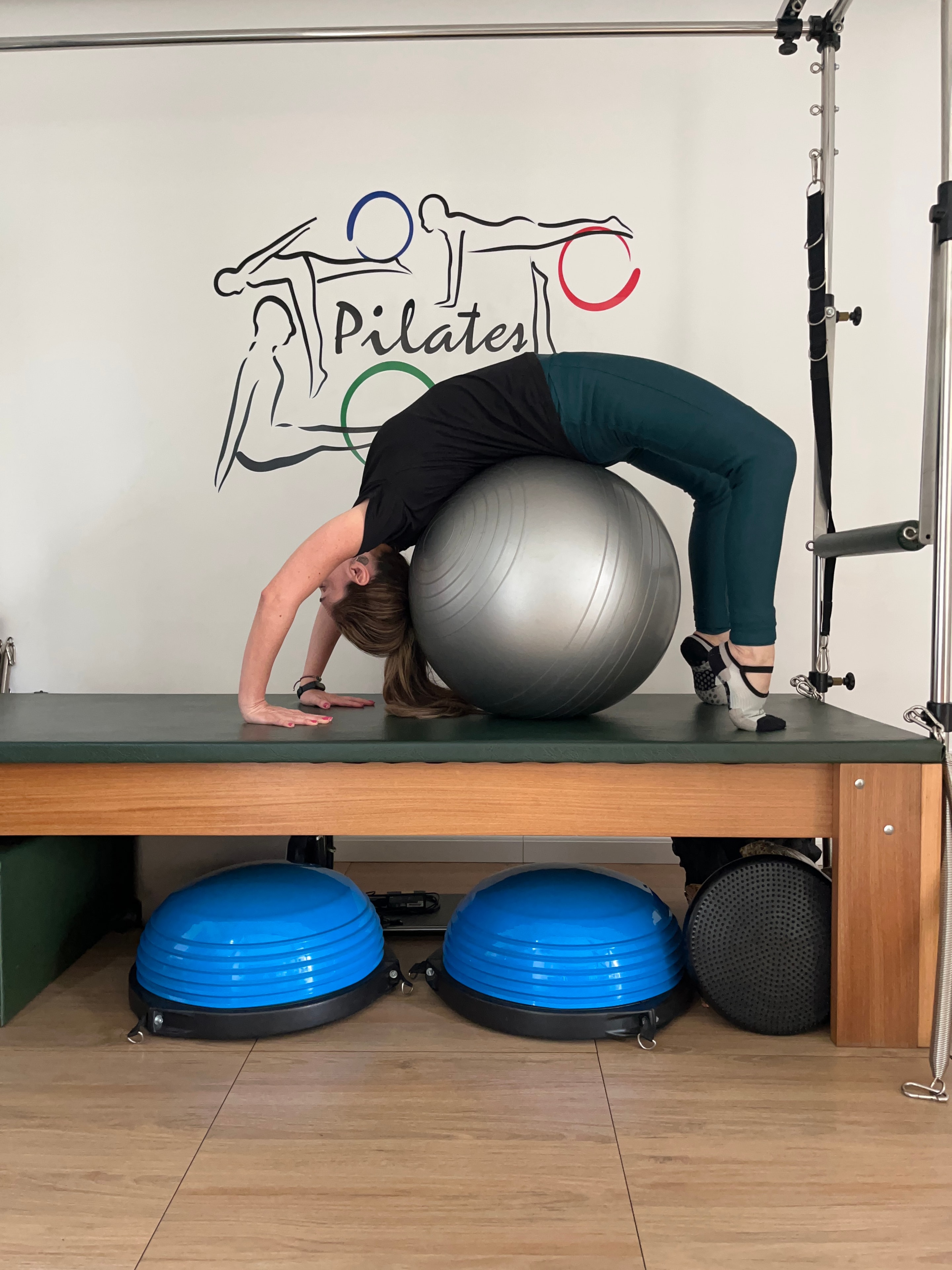 Mulher praticando Pilates Solo no estúdio
